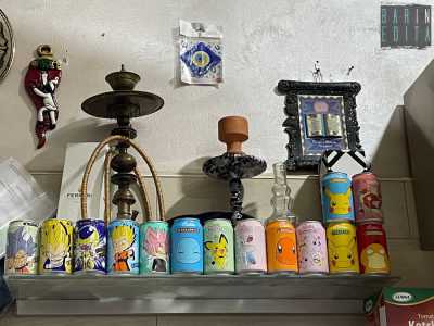 Accanto allo scatto, tra lattine colorate, ci sono anche un narghil� e un piccolo Corano...
